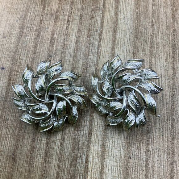 Coro Vintage Silver Tone Metal Flower Clip Earrings - Picture 1 of 5